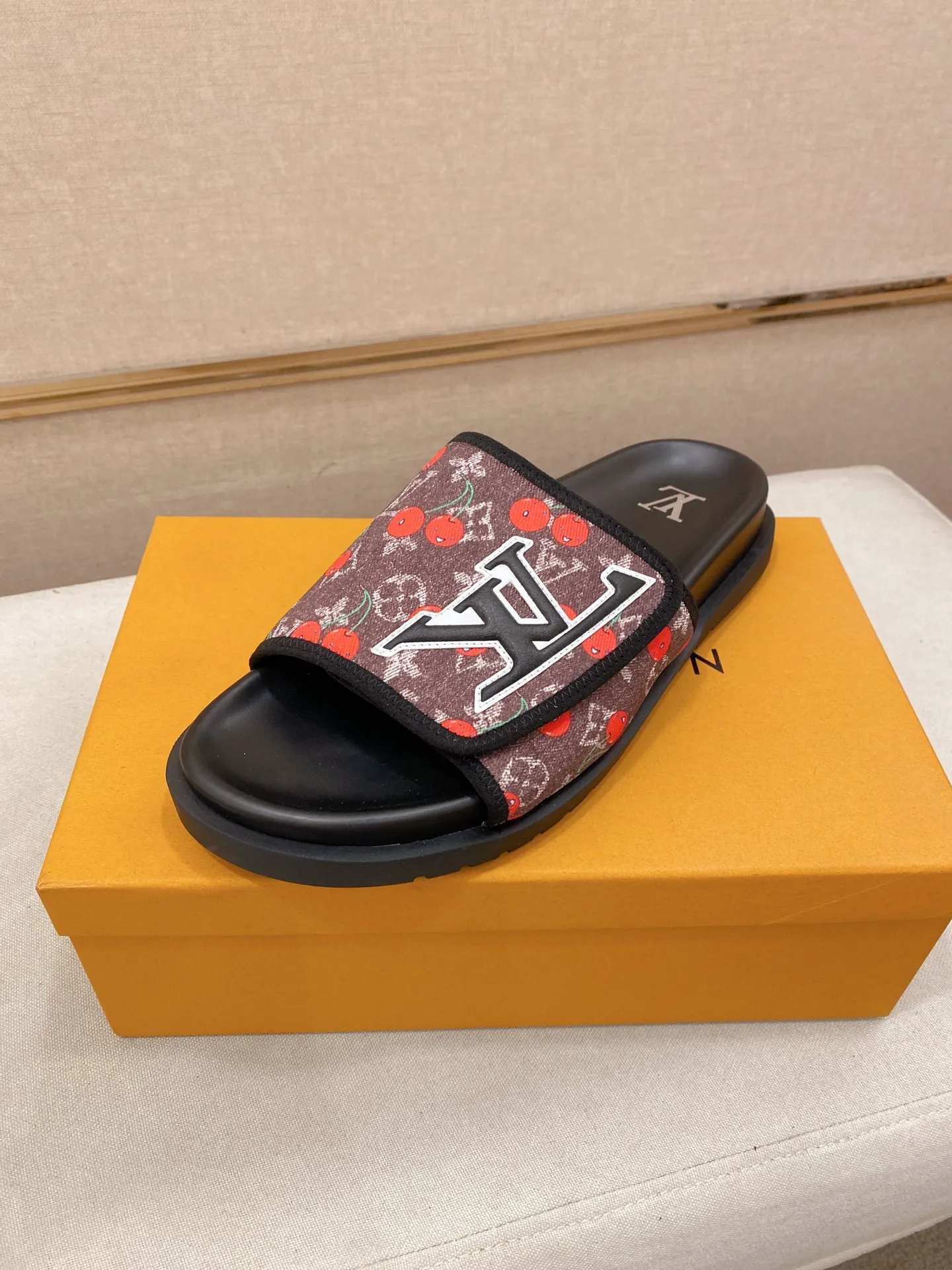 Men's shoes💰: 320💰Made by LV🔍Top purchasing agent, men's spring and summer slippers are available at the same counter. The uppers are made of cowhide imported from Italy, with logo graphics and high-quality craftsmanship. Soles: original soles specially provided by the original factory. Exclusive molded soles are super comfortable. Original goods with single order, 🔍🔍high quality, you can enter and exit the counter at will. Welcome to compare, code number 38-44. Can be customized45